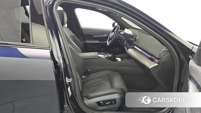 BMW 5 Series (G60) 2023 Черный из Кореи, фото 2