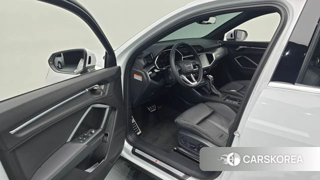Audi Q3 (F3) 2023 Белый из Кореи, фото 2