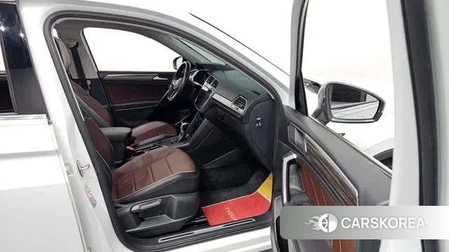 Volkswagen Tiguan Allspace 2022 Белый из Кореи, фото 2
