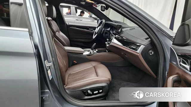 BMW 5 Series (G30) 2019 Серебристо-серый из Кореи, фото 2