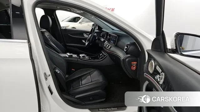 Mercedes-Benz E-Class W213 2018 Белый из Кореи, фото 2