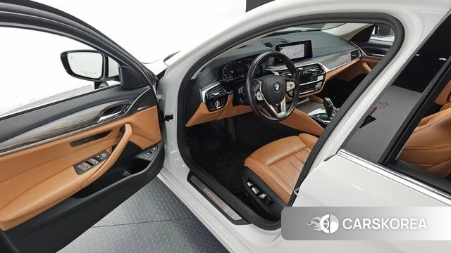 BMW 5 Series (G30) 2020 Белый из Кореи, фото 2