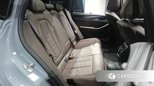 BMW X3 (G01) 2023 Светло-серебряный цвет из Кореи, фото 2