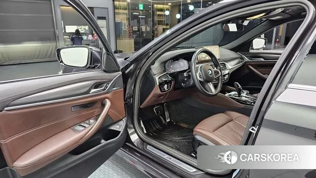 BMW 5 Series (G30) 2023 Серый из Кореи, фото 2