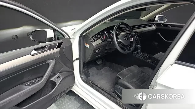 Volkswagen Passat GT (B8) 2018 Белый из Кореи, фото 2