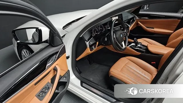 BMW 5 Series (G30) 2019 Белый из Кореи, фото 2