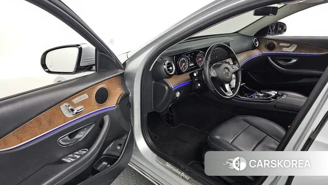 Mercedes-Benz E-Class W213 2018 Серебристо-серый из Кореи, фото 2