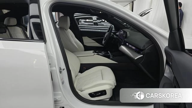 BMW 5 Series (G60) 2024 Белый из Кореи, фото 2