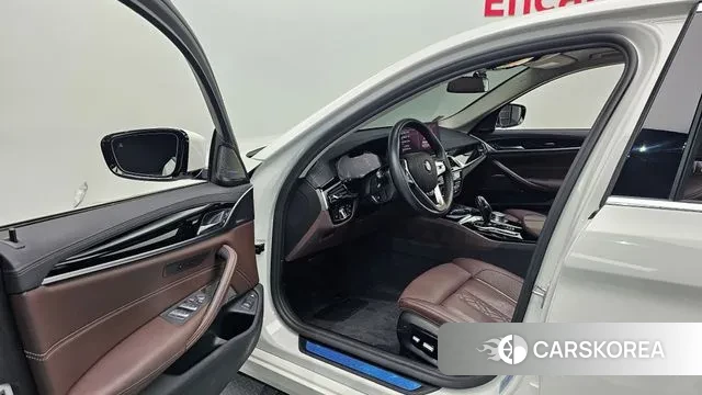 BMW 5 Series (G30) 2021 Белый из Кореи, фото 2