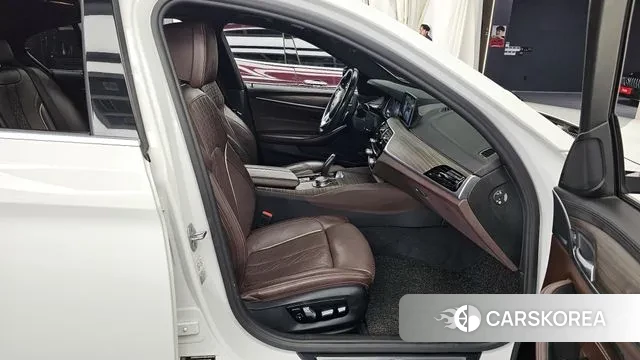 BMW 5 Series (G30) 2018 Белый из Кореи, фото 2