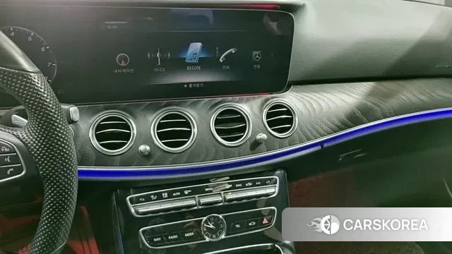 Mercedes-Benz E-Class W213 2018 Светло-серебряный цвет из Кореи, фото 2