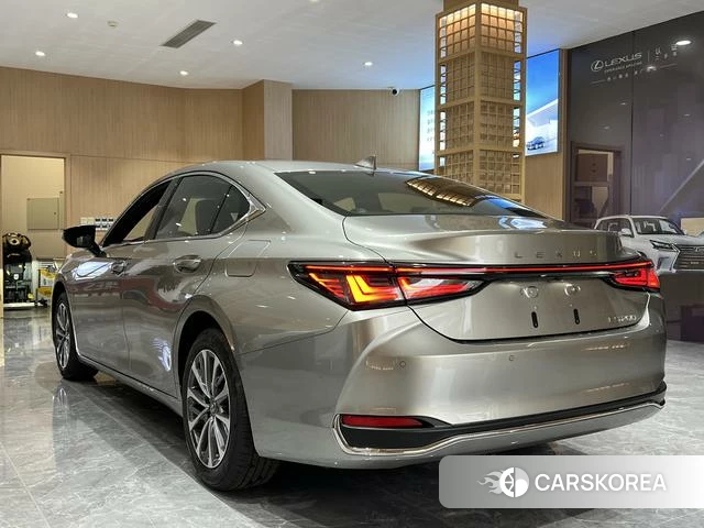 Lexus ES 2026 Серебристо-серый из Китая, фото 2