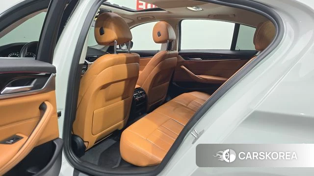 BMW 5 Series (G30) 2018 Белый из Кореи, фото 2