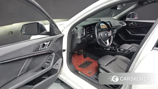 BMW 1 Series (F40) 2023 Белый из Кореи, фото 2