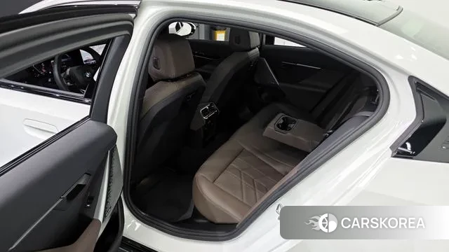 BMW 5 Series (G60) 2024 Белый из Кореи, фото 2