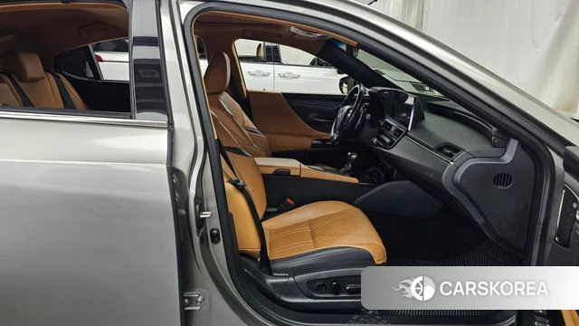 Lexus ES300h 7th generation 2022 Серебряный из Кореи, фото 2