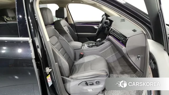 Volkswagen Touareg 3rd generation 2023 Черный из Кореи, фото 2