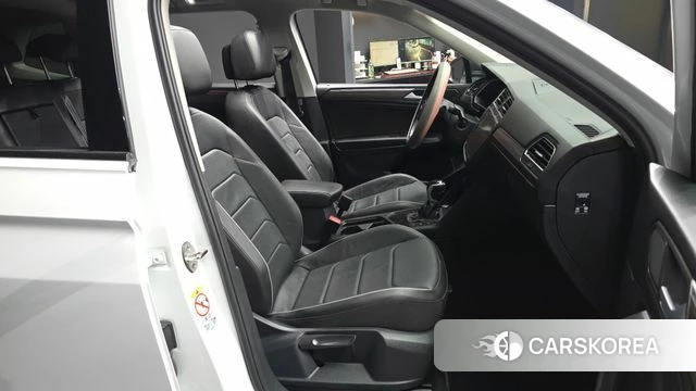 Volkswagen Tiguan Allspace 2023 Белый из Кореи, фото 2