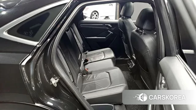 Audi Q3 (F3) 2023 Черный из Кореи, фото 2