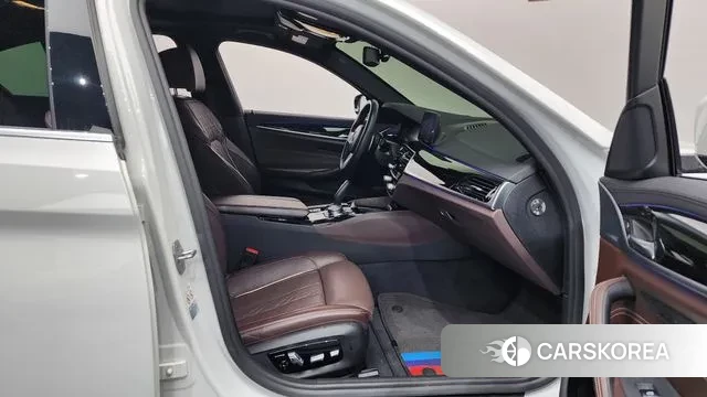 BMW 5 Series (G30) 2019 Белый из Кореи, фото 2