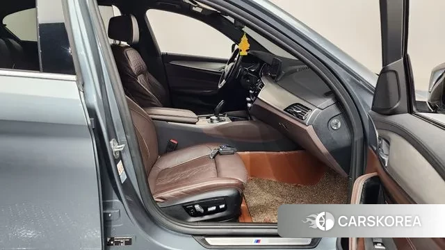 BMW 5 Series (G30) 2018 Серый из Кореи, фото 2