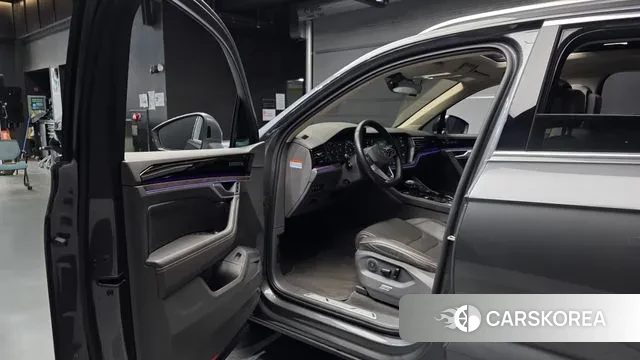 Volkswagen Touareg 3rd generation 2023 Серый из Кореи, фото 2