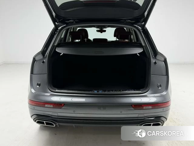 Audi Q5L 2021 Темно-серый из Китая, фото 2