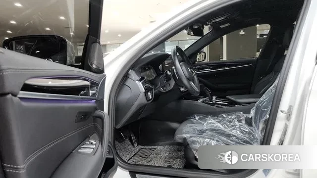 BMW 5 Series (G30) 2023 Белый из Кореи, фото 2