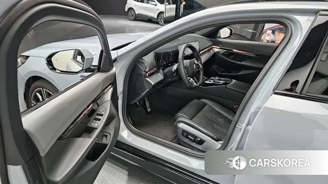 BMW 5 Series (G60) 2024 Цвет галактики из Кореи, фото 2