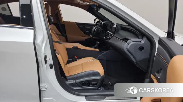 Lexus ES300h 7th generation 2023 Белый из Кореи, фото 2