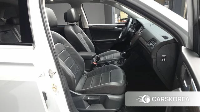 Volkswagen Tiguan Allspace 2023 Белый из Кореи, фото 2