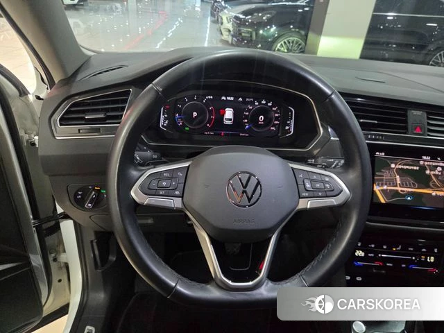 Volkswagen Tiguan Allspace 2023 Белый из Кореи, фото 2