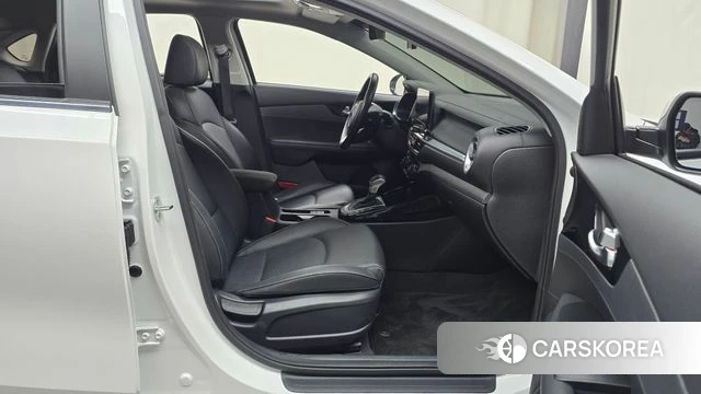 Kia The New K3 2nd generation 2021 Белый из Кореи, фото 2