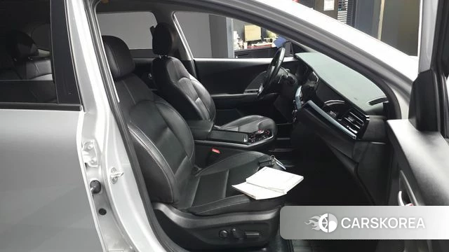 Kia Niro Plus 2022 Серебряный из Кореи, фото 2