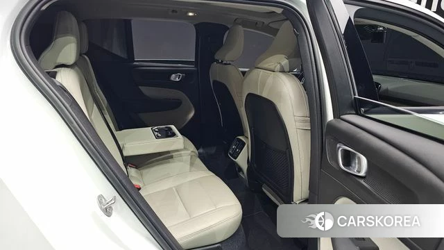 Volvo XC40 2023 Белый из Кореи, фото 2
