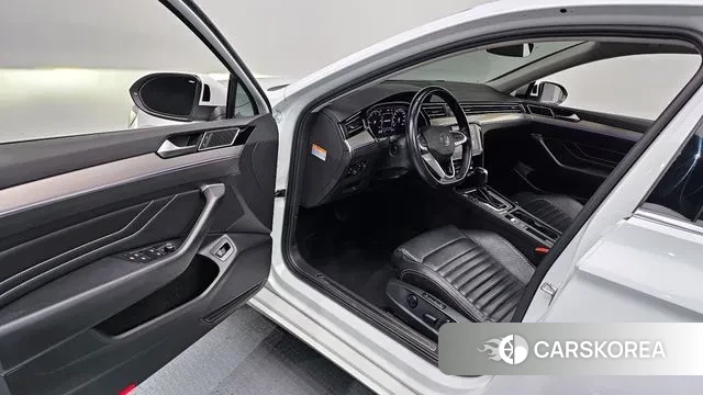 Volkswagen Passat GT (B8) 2022 Белый из Кореи, фото 2