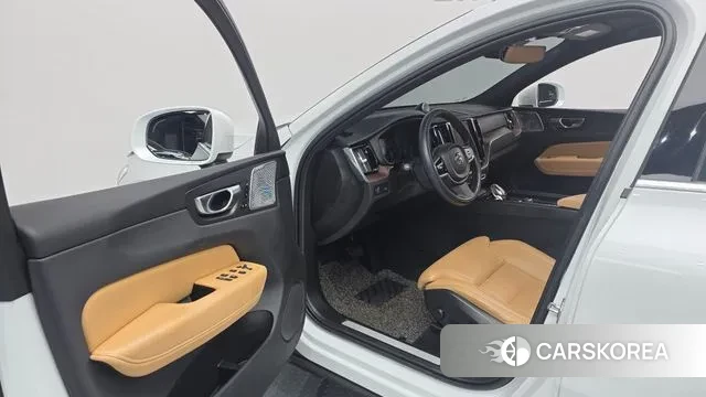 Volvo XC60 second Generation 2021 Белый из Кореи, фото 2