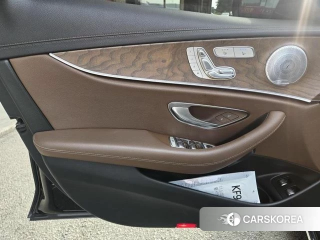 Mercedes-Benz E-Class W213 2021 Черный из Кореи, фото 2
