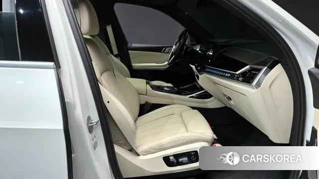 BMW X7 (G07) 2023 Белый из Кореи, фото 2