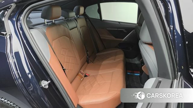 BMW 5 Series (G60) 2024 Черный из Кореи, фото 2