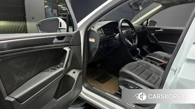 Volkswagen Tiguan second Generation 2023 Белый из Кореи, фото 2