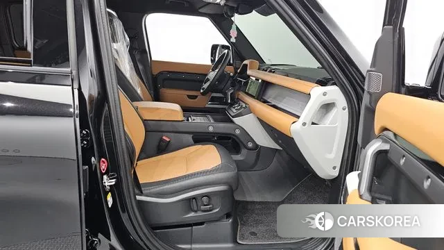 Land Rover Defender (L663) 2024 Черный из Кореи, фото 2