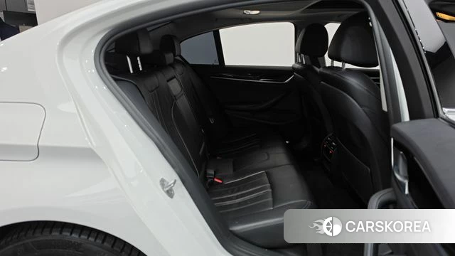 BMW 5 Series (G30) 2018 Белый из Кореи, фото 2