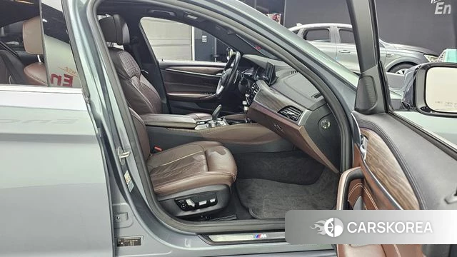 BMW 5 Series (G30) 2018 Серебристо-серый из Кореи, фото 2
