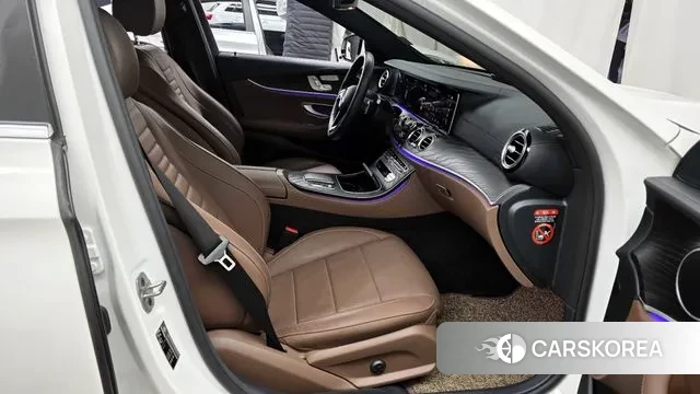 Mercedes-Benz E-Class W213 2022 Белый из Кореи, фото 2