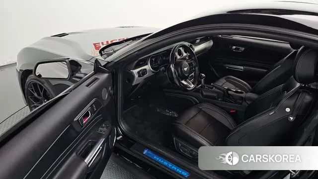 Ford Mustang 2023 Черный из Кореи, фото 2