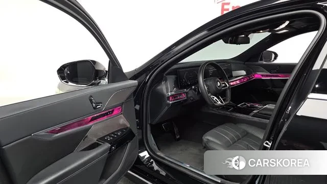 BMW 7 Series (G70) 2023 Черный из Кореи, фото 2