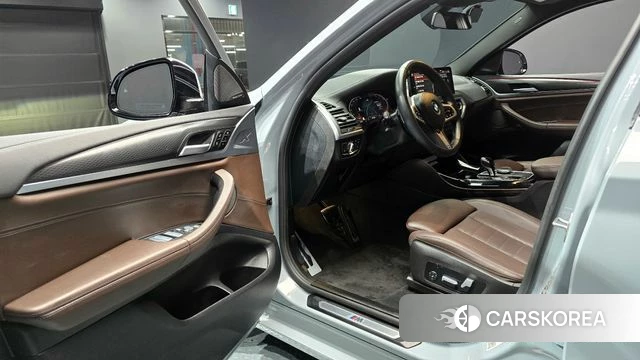 BMW X4 (G02) 2022 Светло-серебряный цвет из Кореи, фото 2