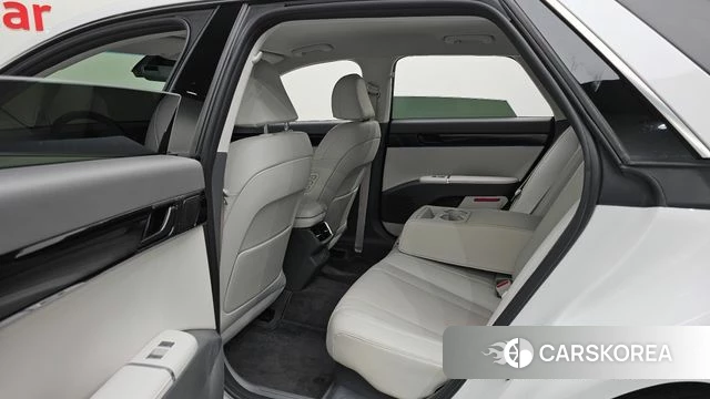 Hyundai Grandeur Hybrid (GN7) 2023 Белый из Кореи, фото 2