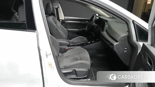 Volkswagen Golf 8th Generation 2023 Белый из Кореи, фото 2